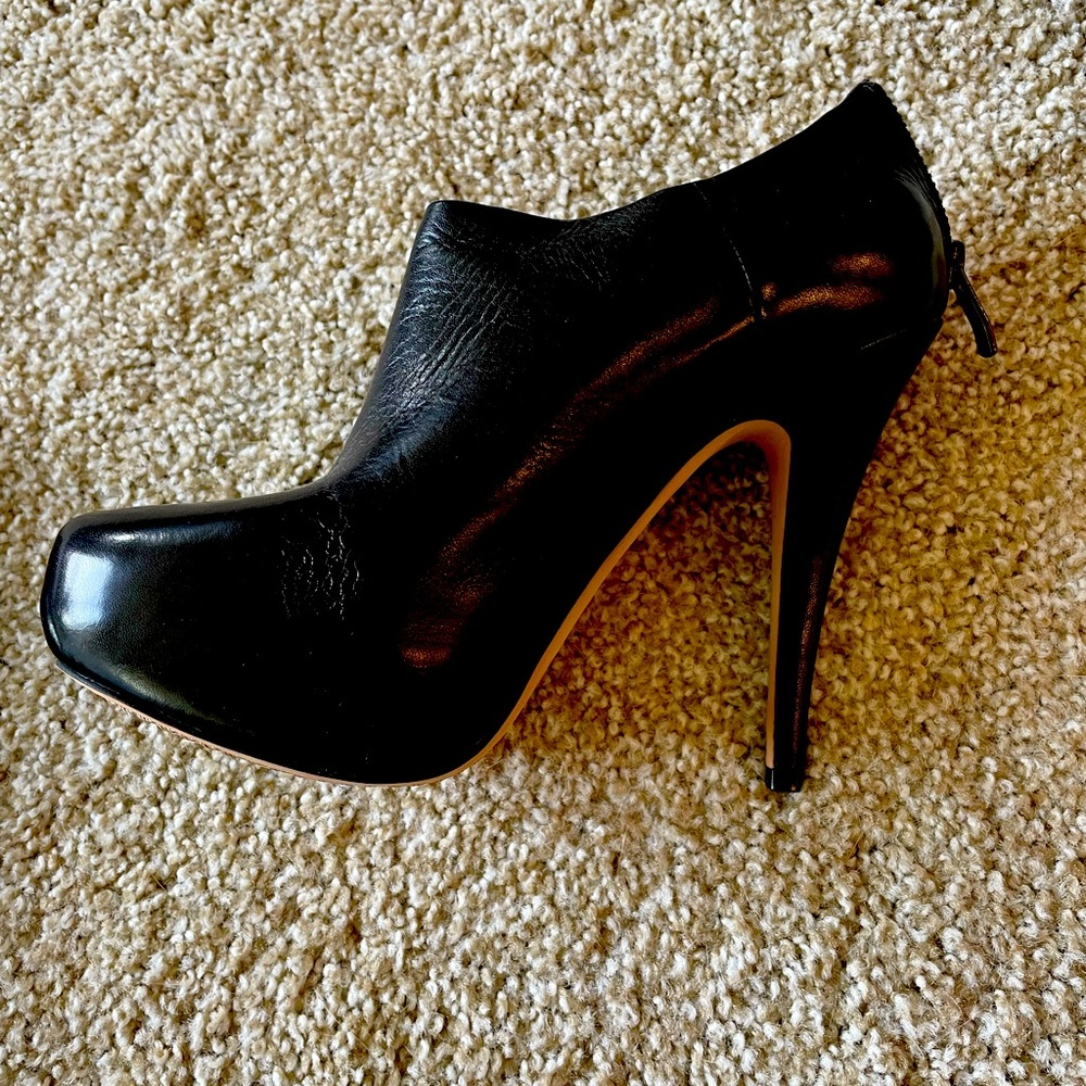 Size 8 Vince Camuto platform leather boots.
